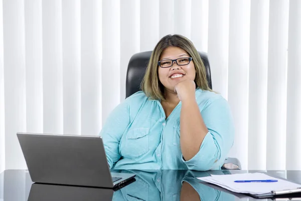 Retrato Gordura Mulher Negócios Asiática Sorrindo Para Câmera Enquanto Trabalhava — Fotografia de Stock