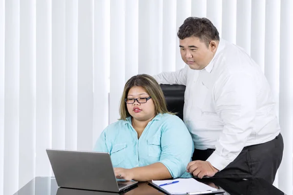 Retrato Homem Asiático Gordo Vestindo Traje Formal Enquanto Supervisiona Sua — Fotografia de Stock