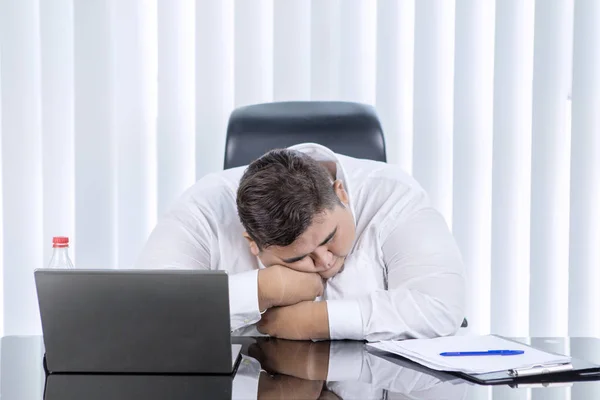 Retrato Empresário Asiático Gordo Dormindo Sua Mesa Enquanto Trabalhava Seu — Fotografia de Stock