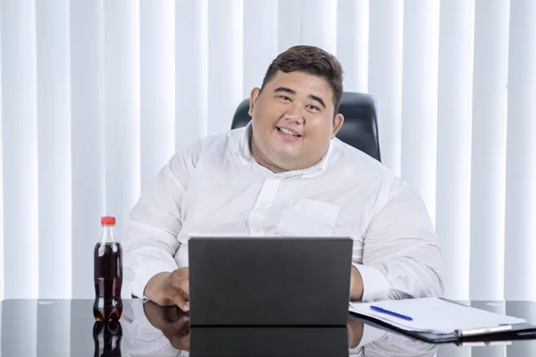 Retrato Del Gordo Empresario Asiático Sonriendo Cámara Mientras Trabajaba Portátil —  Fotos de Stock