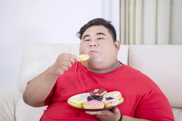 Retrato Homem Asiático Gordo Olhando Para Câmera Enquanto Mastiga Donuts — Fotografia de Stock