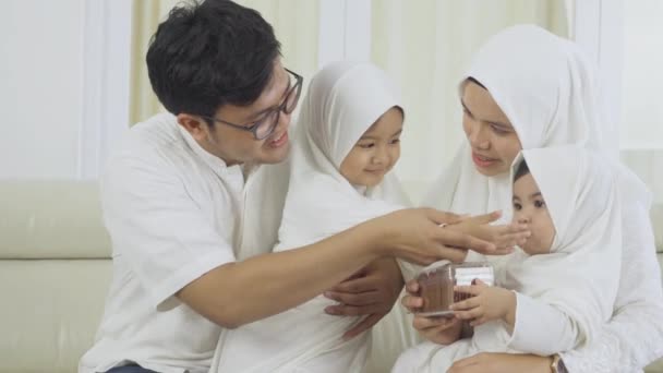 Glada Muslimska Barn Och Föräldrar Sitter Soffan — Stockvideo