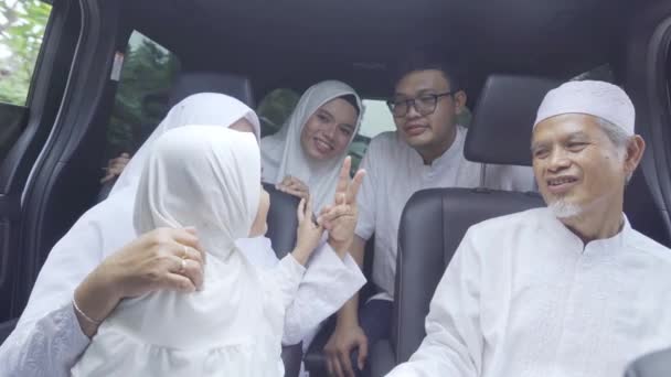 Ευτυχισμένη Οικογένεια Μουσουλμάνων Στο Αυτοκίνητο — Αρχείο Βίντεο