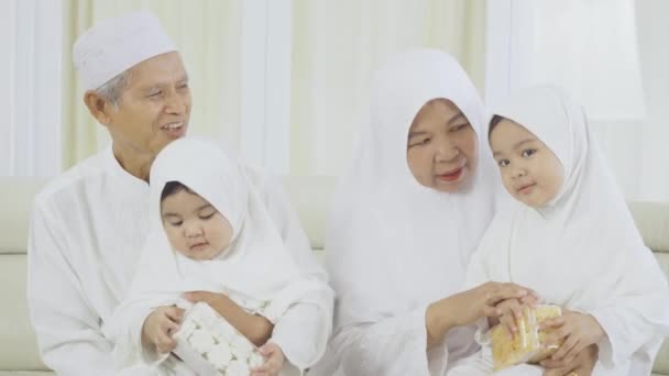 Glada Muslimska Morföräldrar Och Barnbarn — Stockvideo