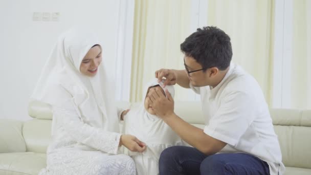 Pais Muçulmanos Felizes Consertando Seu Véu Filha — Vídeo de Stock