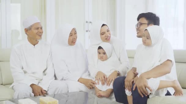 快乐的三代穆斯林家庭坐在沙发上 — 图库视频影像