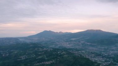Sabah tepeleri olan güzel bir köy.