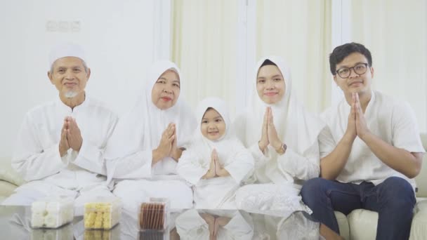 Muselman Familj Visar Hälsning Händer Hemma — Stockvideo