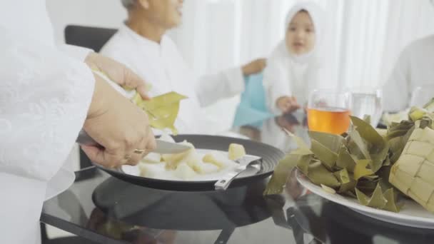 Seniorin Schneidet Traditionelle Lebensmittel Von Hand Ketupat — Stockvideo