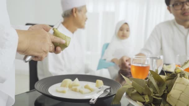 Senior Kvinna Hand Skivning Traditionella Livsmedel Ketupat — Stockvideo