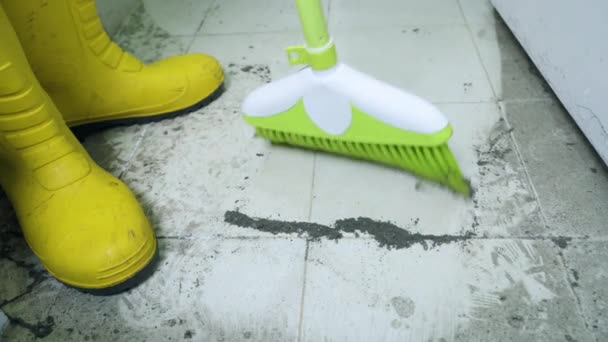 放棄された家の労働者の掃除場の閉鎖 — ストック動画