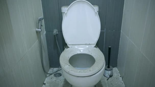 未使用的浴室里的污垢冲水马桶 — 图库视频影像