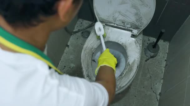 Janitor Brushing Dirty Toilet Seat — Stock Video