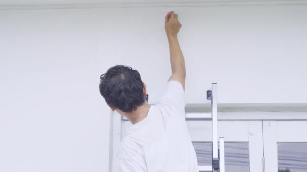 Мужчина Работает Помощью Кисти Покраски Стены — стоковое видео