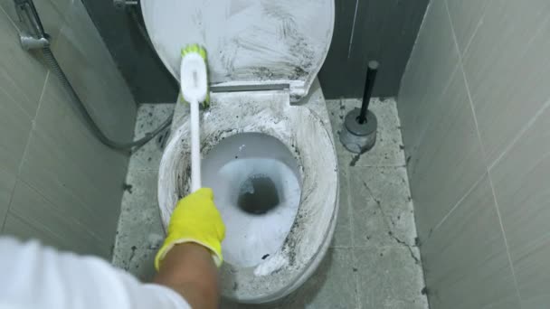 Männlicher Hausmeister Putzt Einen Schmutzigen Toilettensitz — Stockvideo