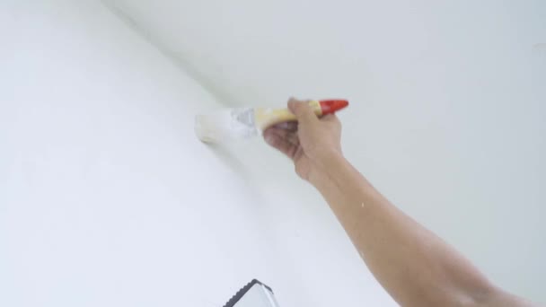 Arbeiter Bemalt Die Wand Mit Einem Pinsel — Stockvideo