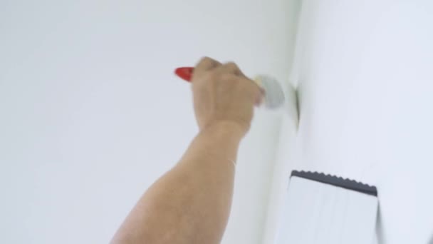 Arbeiter Bemalt Die Wand Mit Einem Pinsel — Stockvideo