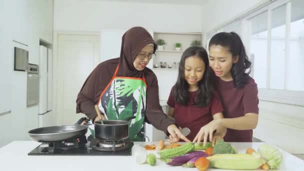 Niño Aprende Cocinar Con Madre Abuela — Vídeos de Stock