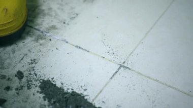 Kirli yerleri süpüren erkek işçilere yakın çekim