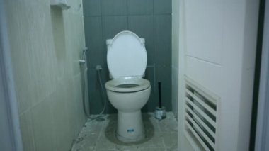 Kullanılmamış banyoda kirli sifon tuvaleti.