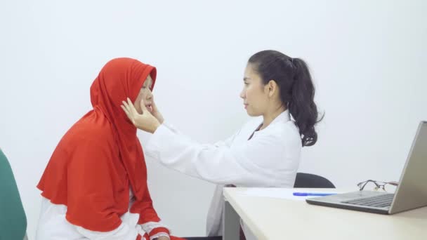Γυναίκα Γιατρός Εξετάζει Δέρμα Του Προσώπου Του Ηλικιωμένου Ασθενή Της — Αρχείο Βίντεο