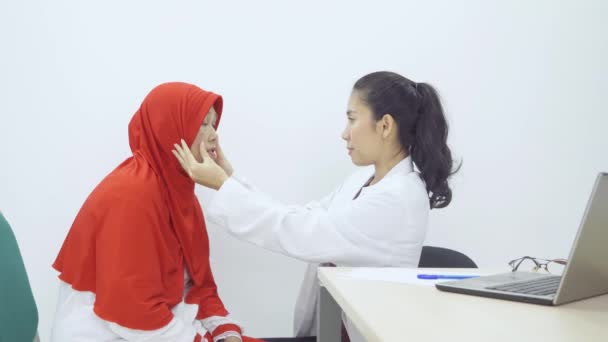 Médico Femenino Examinando Piel Cara Paciente Anciano Antes Cirugía Estética — Vídeos de Stock