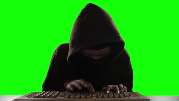 Hooded Hacker Επιτίθεται Διακομιστή Δεδομένων Από Υπολογιστή — Αρχείο Βίντεο