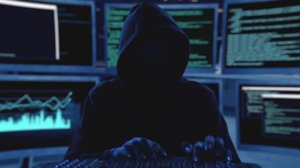 Onbekende Man Hackt Beveiliging Van Data Servers — Stockvideo