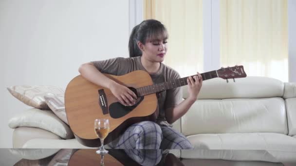 Schöne Frau Spielt Hause Akustikgitarre — Stockvideo