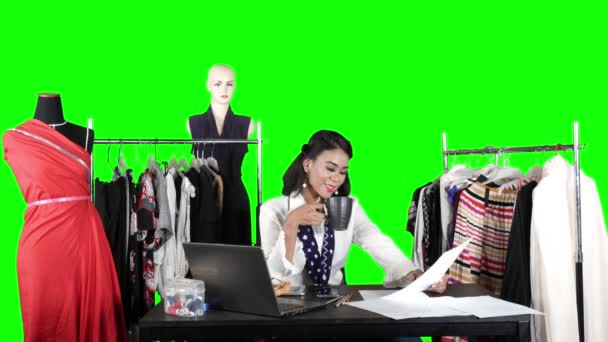 自信的女装制造者坐在演播室里 — 图库视频影像