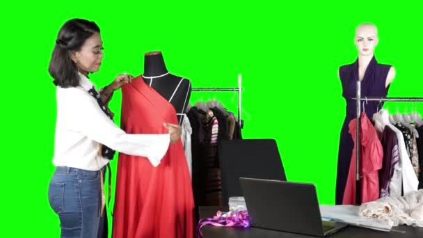 Schneiderin Schneidert Ein Kleid Auf Eine Schaufensterpuppe — Stockvideo