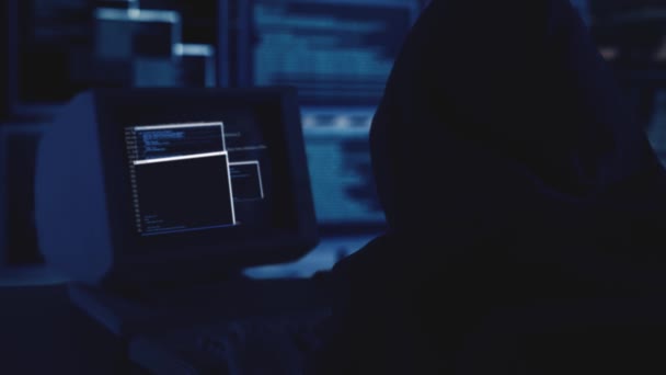 Hacker Encapuzado Ataca Servidor Dados Computador — Vídeo de Stock