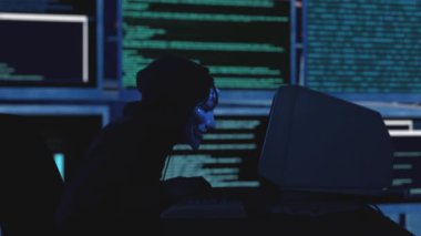 Maskeli hacker güvenlik sunucusuna saldırmaya çalışıyor.