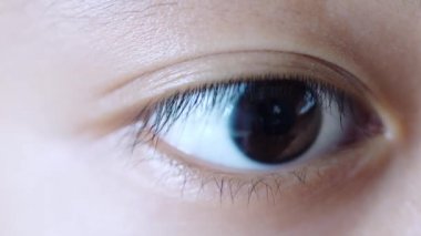 İnsan gözünün açılıp kapandığı makro bir çekim. 4k çözünürlükte çekiliyor