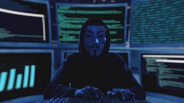 Maskeli hacker güvenlik sunucusuna saldırmaya çalışıyor.
