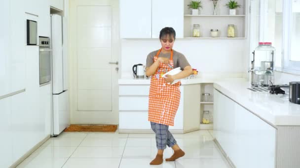 Gelukkige Jonge Vrouw Dansend Deeg Mixend Keuken Kamer Thuis Neergeschoten — Stockvideo