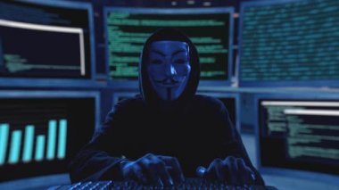 Maskeli hacker güvenlik sunucusuna saldırmaya çalışıyor.