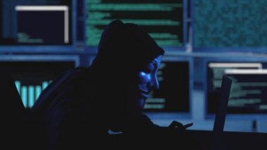 Maskeli hacker güvenlik sunucusuna saldırmaya çalışıyor.