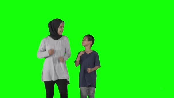 Femme Musulmane Faisant Des Exercices Course Avec Son Fils — Video