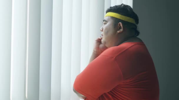 Pensive Homem Gordo Usa Sportswear Perto Janela — Vídeo de Stock