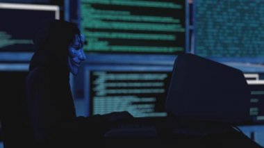 Maskeli hacker güvenlik sunucusuna saldırmaya çalışıyor.