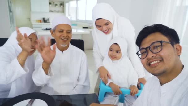 穆斯林家庭在餐厅里进行视频通话 — 图库视频影像