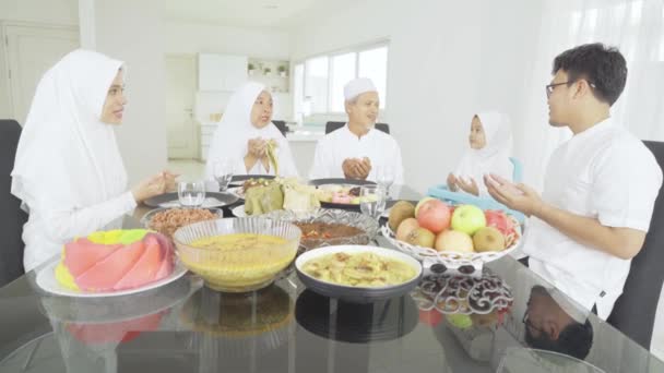 夕食前に一緒に祈るイスラム教徒の家族 — ストック動画