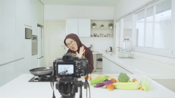 Musulman Senior Femme Vlogger Fait Vidéo Dans Cuisine — Video