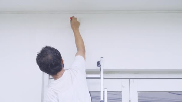 Trabalhador Masculino Usando Pincel Para Pintar Parede — Vídeo de Stock