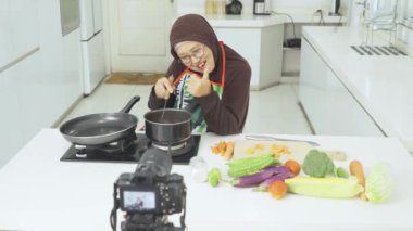 Yaşlı aşçı bir video blogu hazırlıyor ve kaydediyor