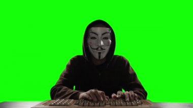 Maskeli hacker güvenlik sunucusuna saldırmaya çalışıyor.