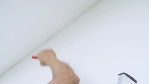 Arbeiter Bemalt Die Wand Mit Einem Pinsel — Stockvideo