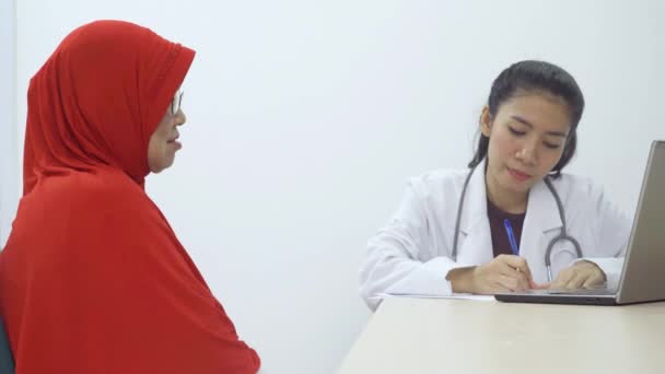 Kobieta Lekarz Wypisuje Receptę Dla Swojego Starszego Pacjenta Wizycie Kontrolnej — Wideo stockowe