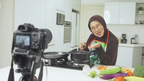 Elderly Muslim Female Influencer Cooks Healthy Foods — Stock Video